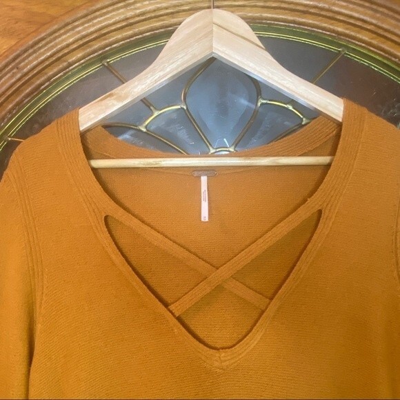 Free People Criss Cross Sweater - size medium - oversized - Rust color - Picture 10 of 10